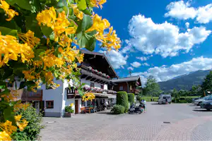 Panorama Camp Zell am See - Blick auf das Hauptgebäude mit Rezeption und die dahinterliegende Berglandschaft