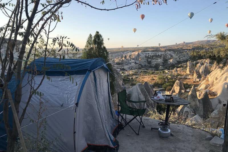 Panorama Camping  -  Zeltplatz vom Campingplatz mit Blick auf Heißlustballons im Göreme National Park