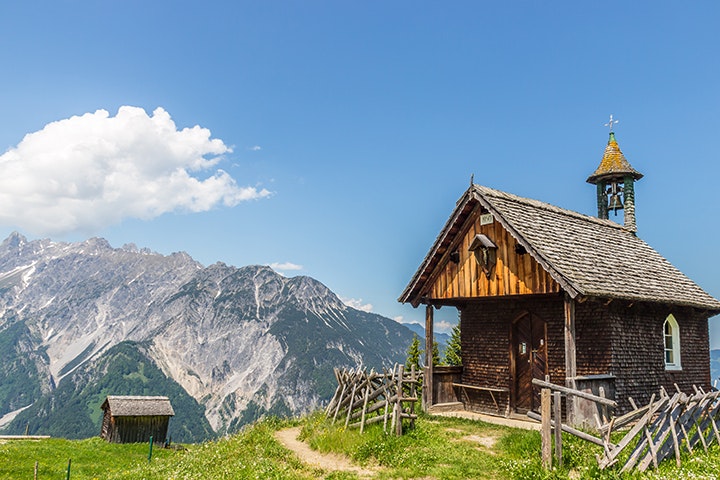 Panorama Camping Sonnenberg - Kirche  mit Blick auf die Berge 