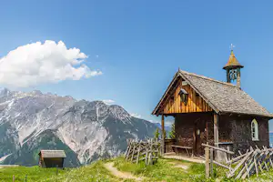 Panorama Camping Sonnenberg - Kirche mit Blick auf die Berge
