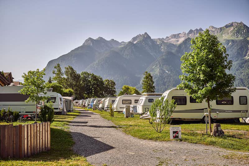 Panorama Camping Sonnenberg - Standplatzwiese mit Blick auf die Berge