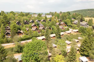 Arden Parks Petite Suisse Panoramacamping Petite Suisse - Mobilheime auf dem Campingplatz aus der Vogelperspektive