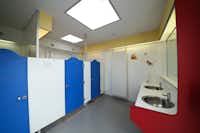 Panoramacamping Petite Suisse Waschbecken, Spiegel und Toiletten im Sanitärgebäude des Campingplatzes