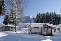 Panoramacamping - Campingplatz mit Blick auf die Berge im Winter