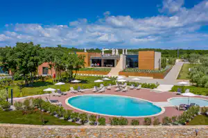 Papafigo Camping - Luftaufnahme des Outdoor-Pools und des Restaurants