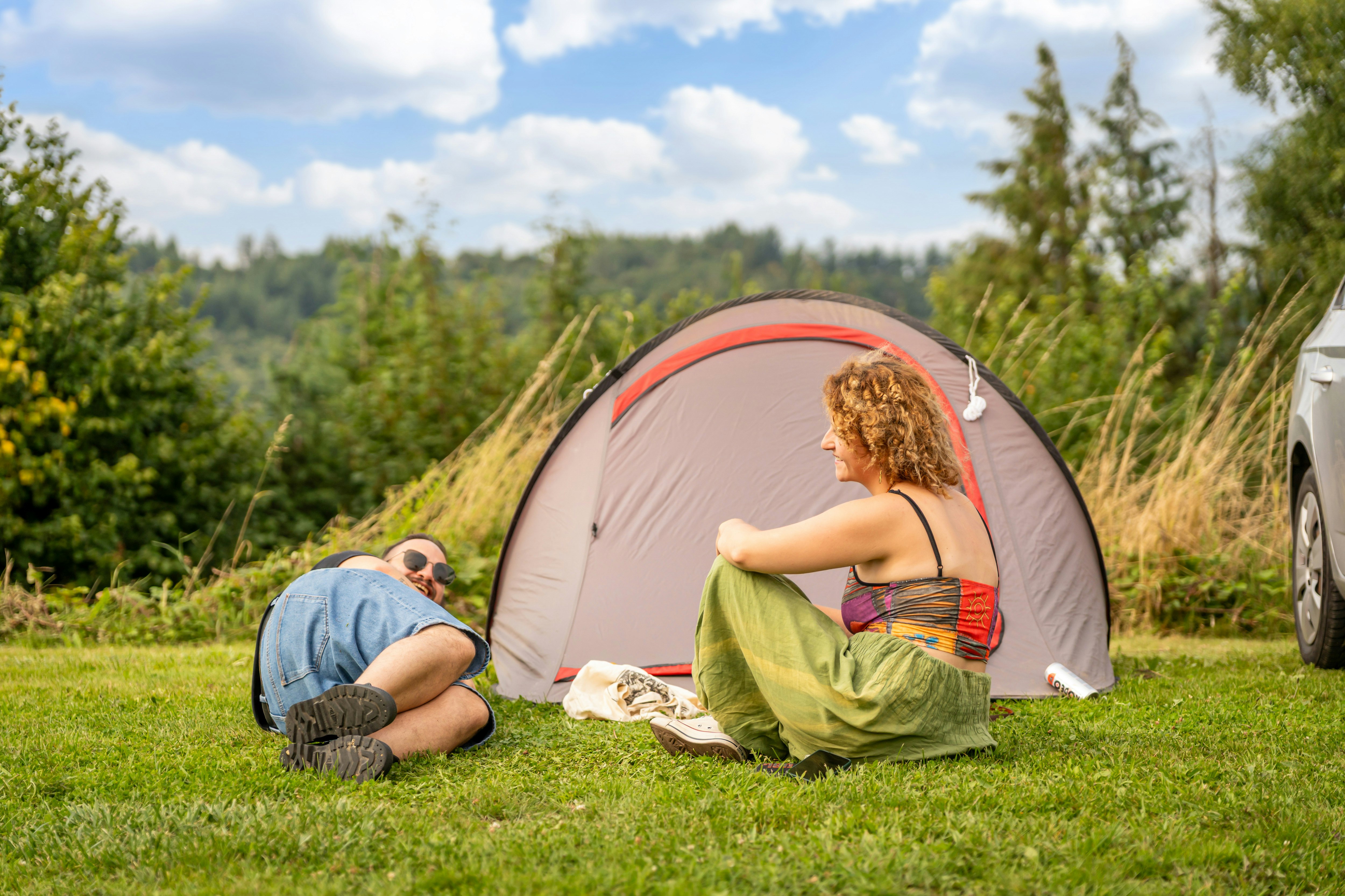 Papillon Bouillon - Camper sitzen vor ihrem Zelt auf der Wiese