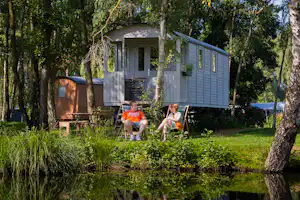 Papillon Kinrooi - Camper sitzen vor ihrer Mietunterkunft
