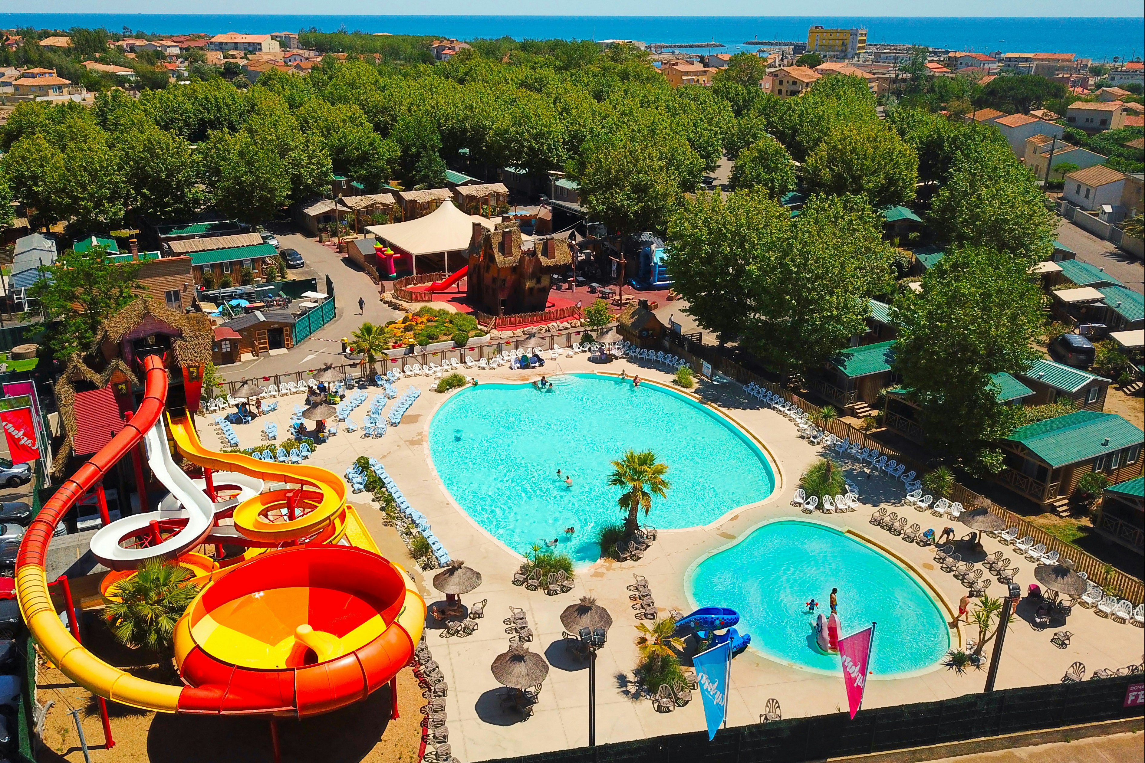 Camping Paradou  - Luftaufnahme des Campingplatzes mit Freibad und Wasserrutschen