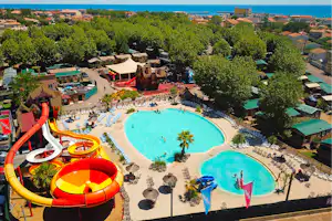 Camping Paradou - Luftaufnahme des Campingplatzes mit Freibad und Wasserrutschen