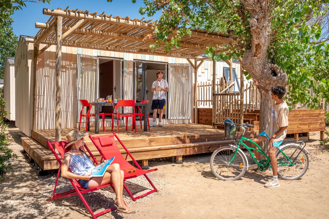 Camping Paradou  - Mobilheim mit Terrasse auf dem Campingplatz