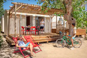 Camping Paradou - Mobilheim mit Terrasse auf dem Campingplatz