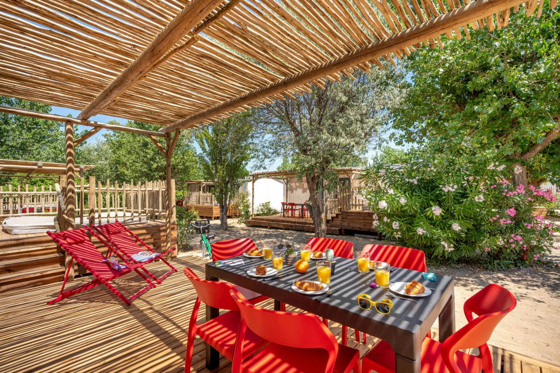 Camping Paradou - Mobilheim mit Terrasse auf dem Campingplatz