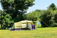Parbola Holiday Park -  Zelt im Grünen auf dem Campingplatz