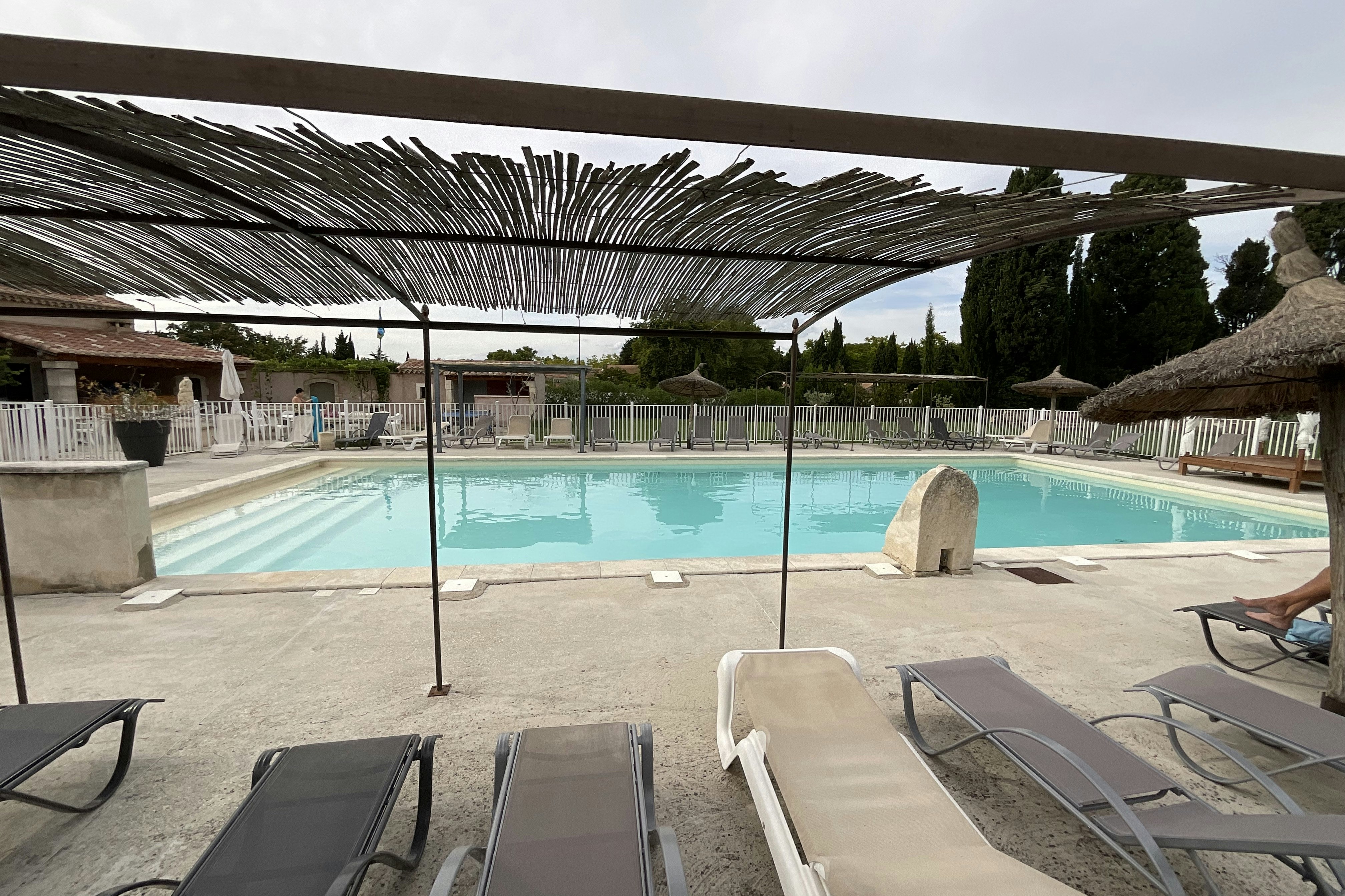 Parc de la Bastide - Pool im Freien mit Liegestühlen