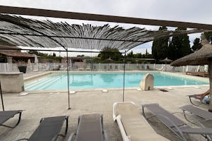 Parc de la Bastide - Pool im Freien mit Liegestühlen