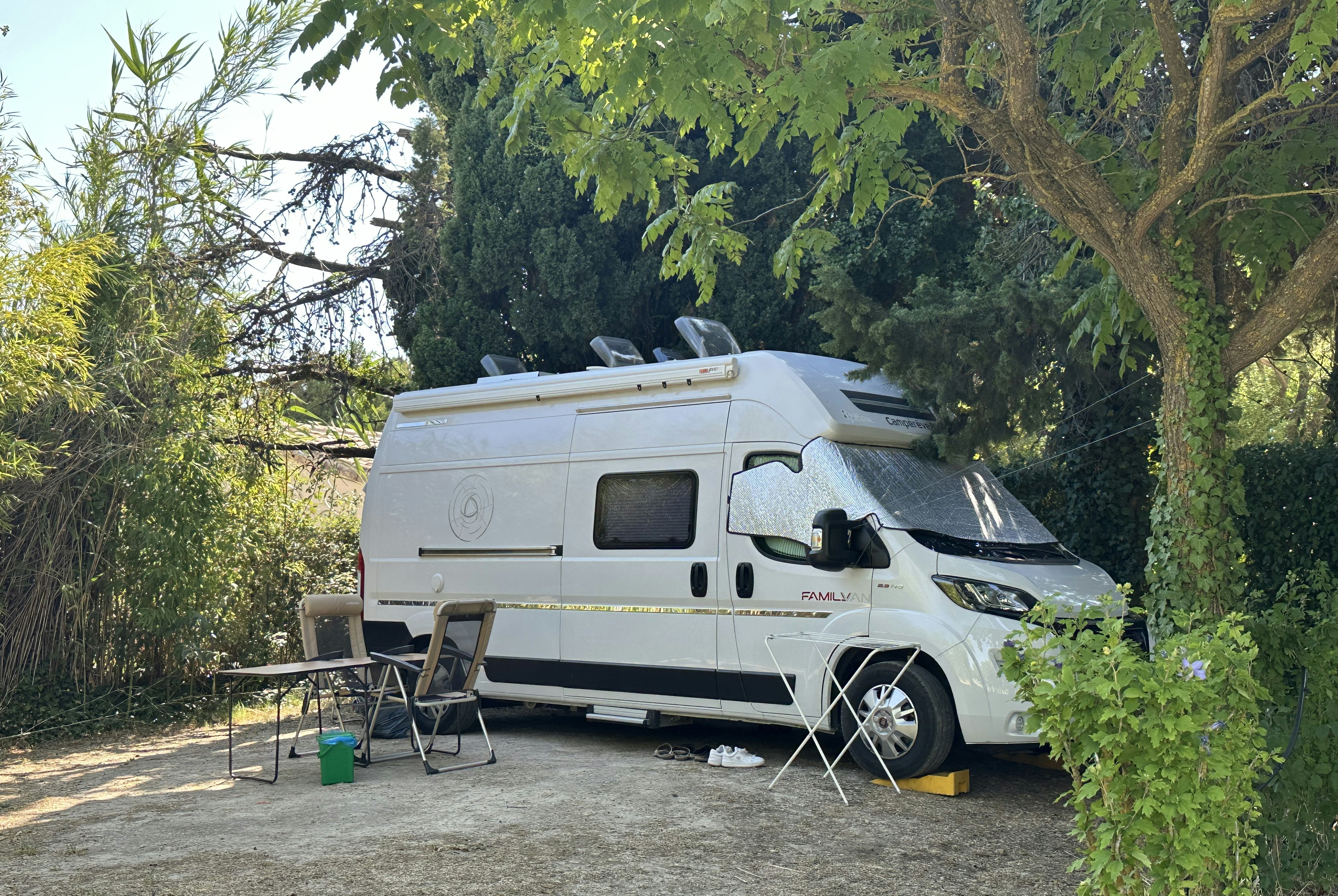 Parc de la Bastide - Standplätze zwischen den Bäumen auf dem Campingplatz