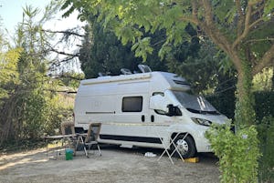 Parc de la Bastide - Standplätze zwischen den Bäumen auf dem Campingplatz
