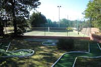 Parc Saint-James-Montana Gassin  - Blick vom Minigolfplatz auf den Tennisplatz vom Campingplatz