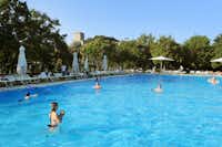 Parco delle Piscine  -  Poolbereich mit Sonnenschirmen und Liegestühlen auf dem Campingplatz