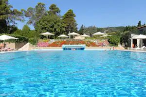 Parco delle Piscine / Boolbereich mit Brunnenanlage und Sonnenschirmen auf dem Campingplaty