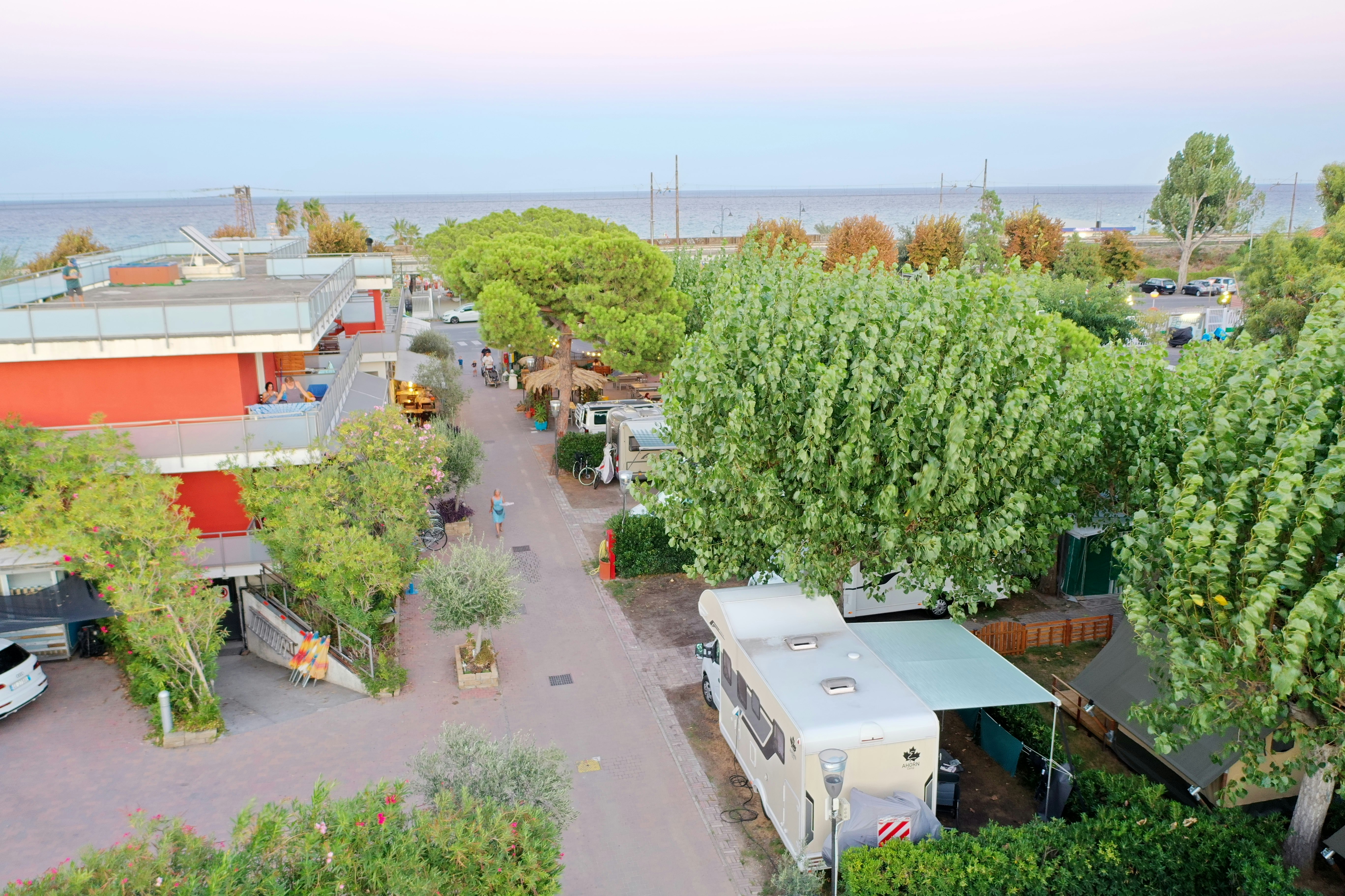 Parco Vacanze Piccolo Paradiso  - Luftaufnahme des Campingplatzes mit Meer im Hintergrund