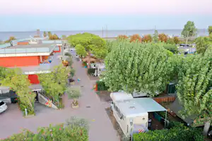 Parco Vacanze Piccolo Paradiso - Luftaufnahme des Campingplatzes mit Meer im Hintergrund