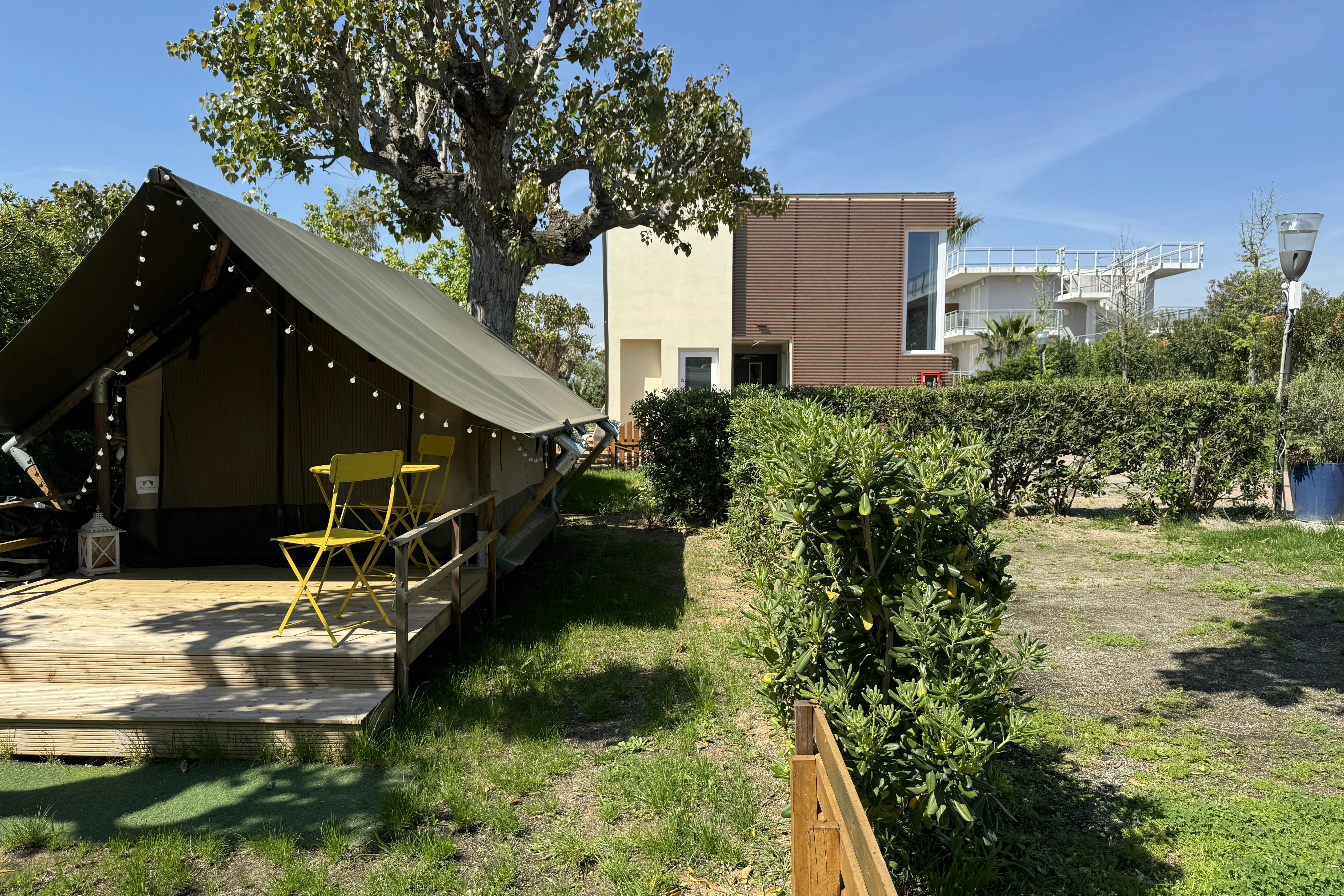 Parco Vacanze Piccolo Paradiso - Blick auf ein Glamping-Zelt auf dem Campingplatz