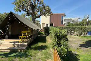 Parco Vacanze Piccolo Paradiso - Blick auf ein Glamping-Zelt auf dem Campingplatz