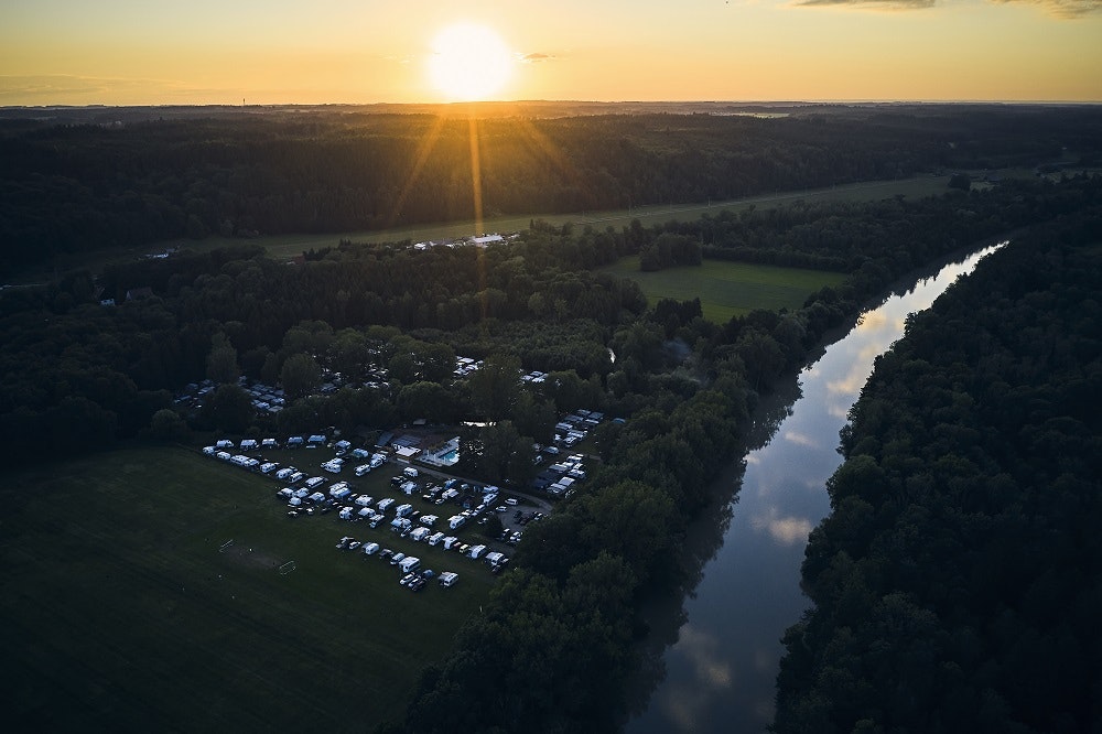 Park-Camping Iller - Luftaufnahme des Campingplatzes bei Sonnenuntergang