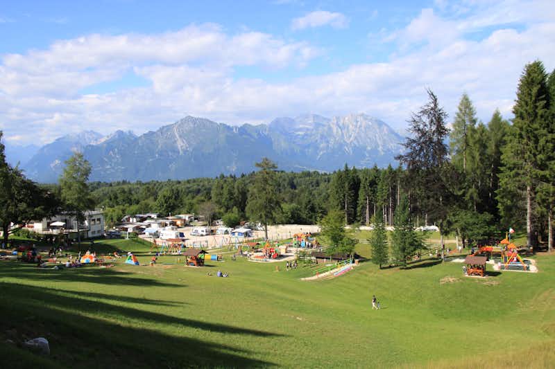 Park Camping Nevegal - Blick über den Campingplatz mit Spielplätzen im Vordergrund und Blick auf die Alpen