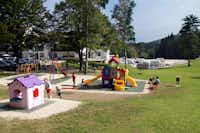 Park Camping Nevegal - Kinderspielhäuschen und Rutsche auf dem Campingplatz