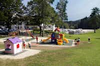 Park Camping Nevegal - Kinderspielhäuschen und Rutsche auf dem Campingplatz