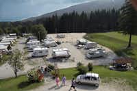 Park Camping Nevegal - Wohbmobile auf dem Stellplatz mit Wald im Hintergrund