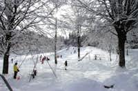 Park Camping Nevegal - verschneiter Spielplatz im Winter