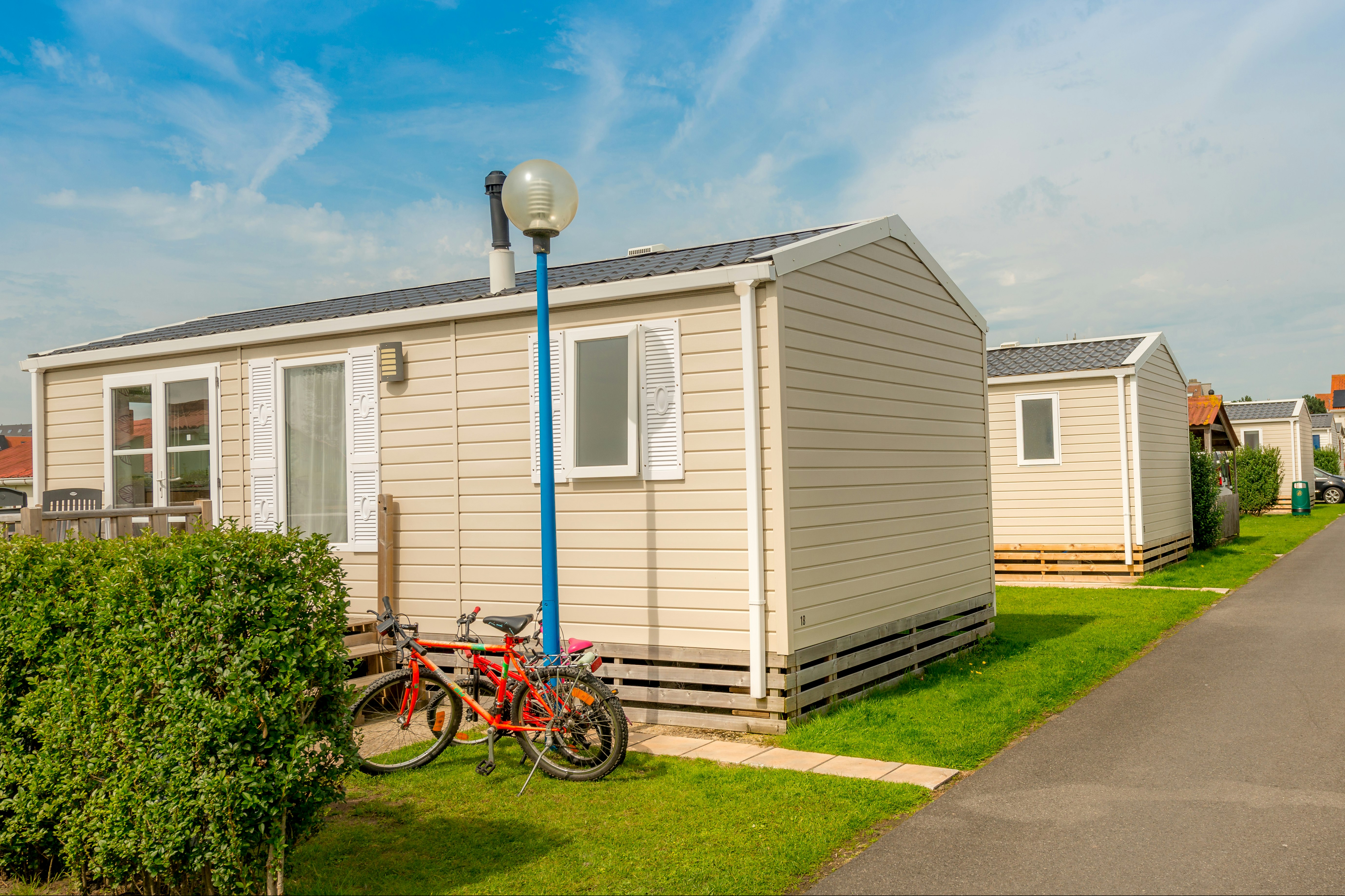 Park Merlo - Außenansicht Mobilheime mit roten Fahrrädern