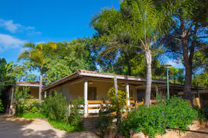 Camping Playa Barà Park Playa Barà - Mobilheim mit Terrasse auf dem Campingplatz