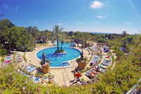 Park Playa Barà  -  Poolbereich vom Campingplatz mit Liegestühlen in der Sonne