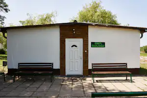 Park Strand Camping - Hauptgebäude vom Campingplatz mit Sitzmöglichkeiten draußen