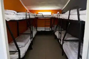 Park Strand Camping - Schlafbereich mit Mehrstock Betten im Mobilheim vom Campingplatz
