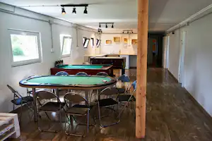 Park Strand Camping - Spieltische und Küche auf dem Campingplatz