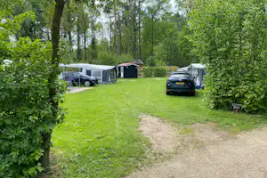 Parkcamping De Graafschap - Blick auf die Standplätze im Grünen
