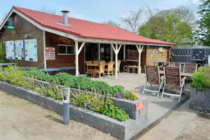 Parkcamping De Graafschap - Snackbar mit Terrasse auf dem Campingplatz