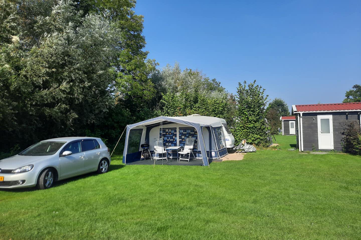Parkcamping De Graafschap - Standplätze mit privatem Sanitär auf dem Campingplatz