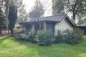 Parkcamping 't Ravenest - Außenansicht Mobilheim im Regen