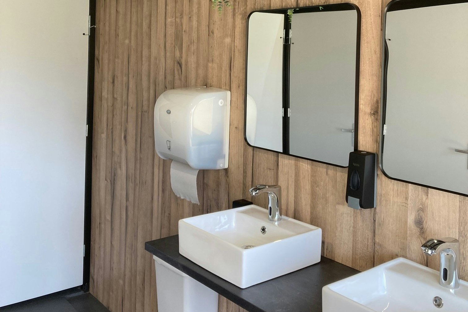 Parkcamping 't Ravenest - Innenansicht Sanitärgebäude Waschbecken