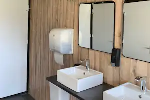 Parkcamping 't Ravenest - Innenansicht Sanitärgebäude Waschbecken