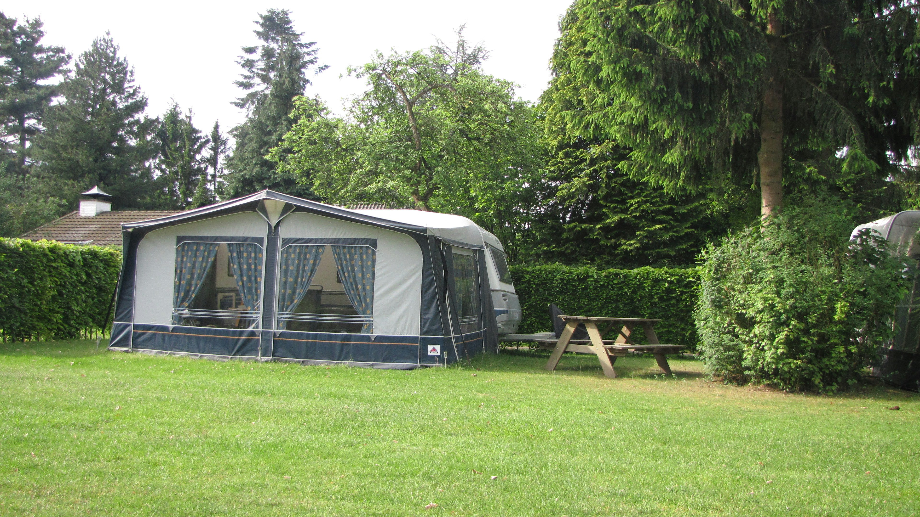 Parkcamping 't Ravenest - Standplatz mit Zelt und Wohnwagen