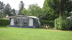 Parkcamping 't Ravenest - Standplatz mit Zelt und Wohnwagen