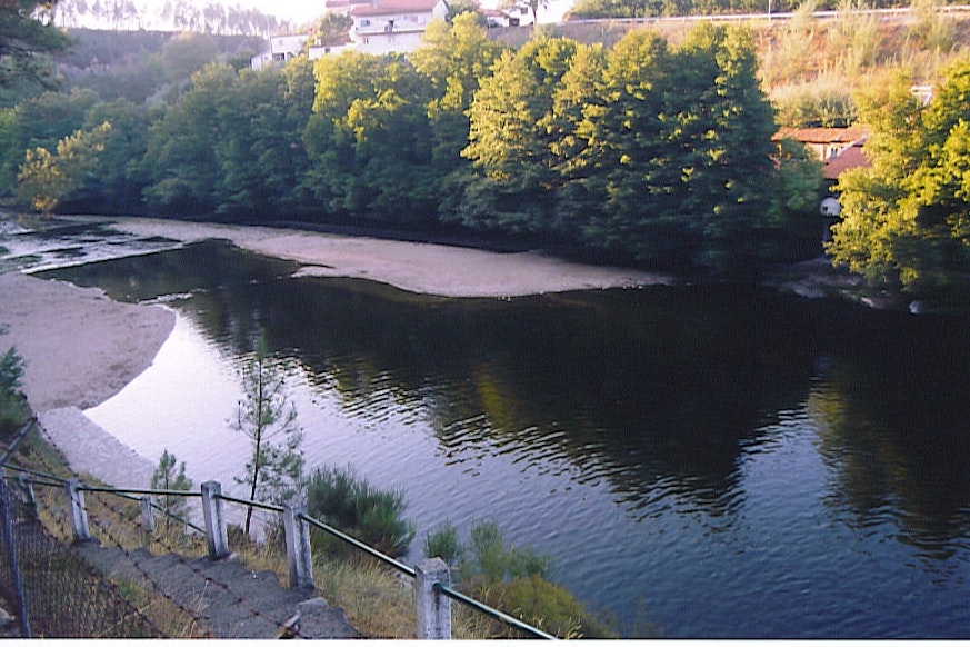 Parque de Campismo Côja - Der Fluss Rio Alva in der Nähe des Campingplatzes