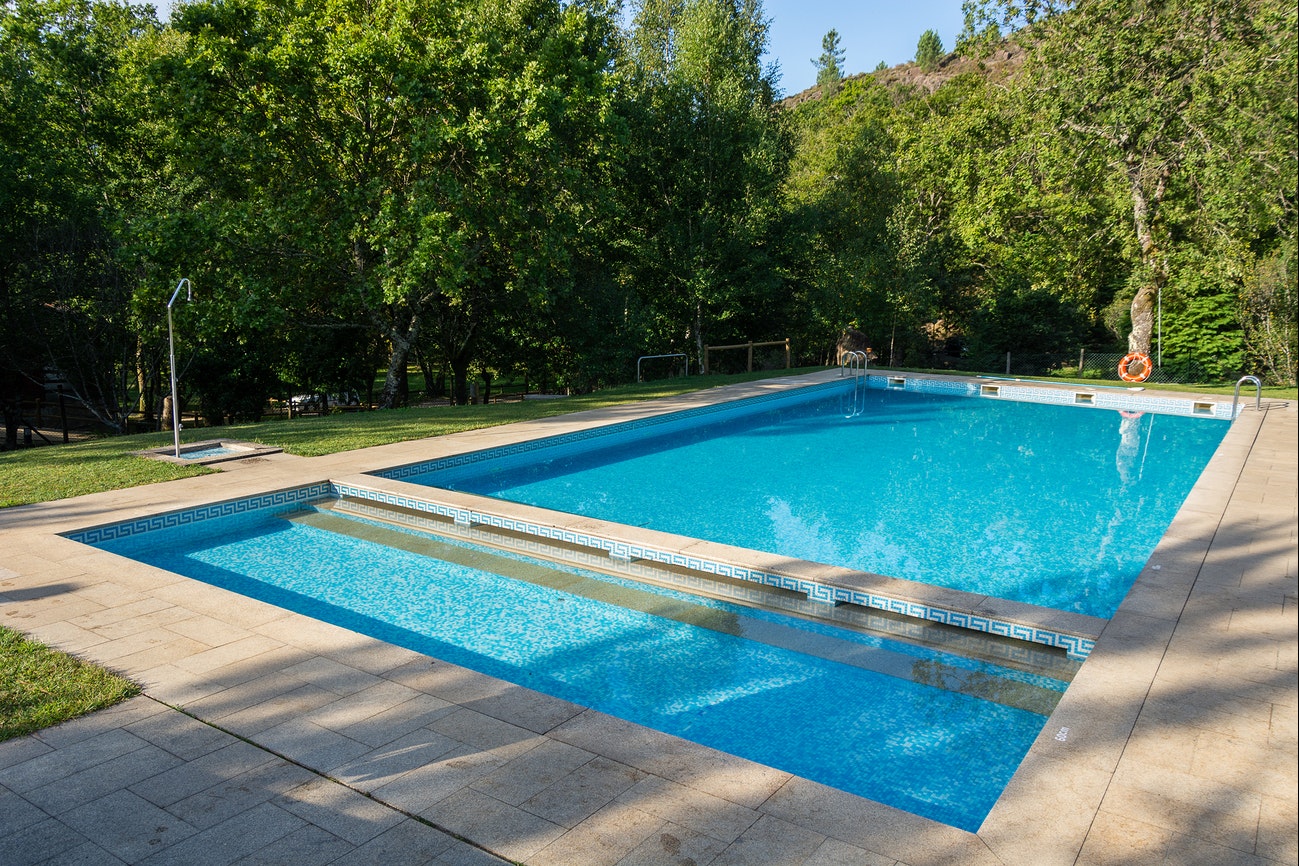 Parque Cerdeira  Parque de Campismo de Cerdeira - Pool im Freien zwischen den Bäumen